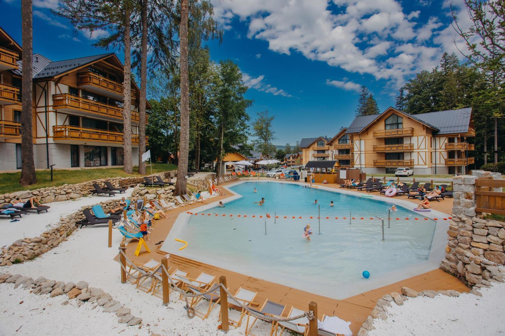 Platinum Mountain Hotel&Spa Szklarska Poreba Bagian luar foto The swimming pool at the center of the resort